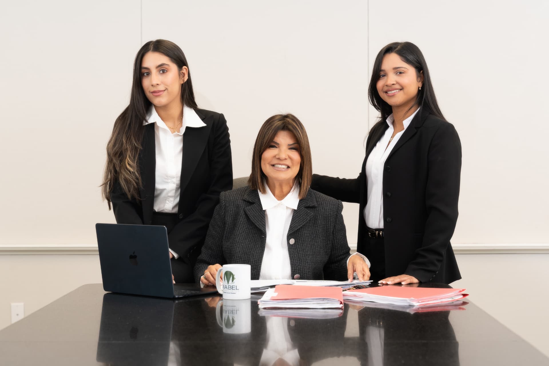 Equipo de Mabel & Associates en su oficina